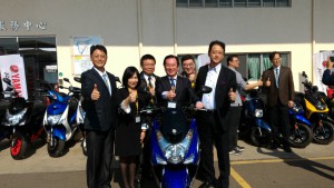 圖2. 武田總經理（右一）與東南科技大學李清吟校長在捐贈車輛前合