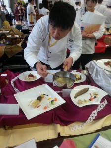 東南科大餐旅管理系吳俊明同學進行比賽作品的盤飾