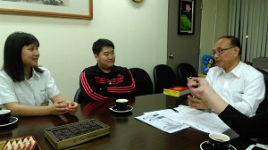 黃厚國（左二）協同訪談台北市政府教育局長曾燦金