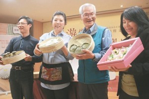 深坑鼠麴草文化祭今年邁入第3屆，找來美食家阿芳老師（左二）和本校餐旅系合作，研發符合年輕人口味的鼠麴草料理。