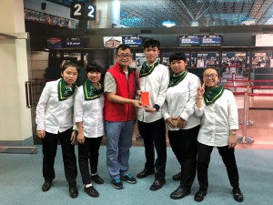 東南科大觀光系徐貴新主任(左3)頒獎給高中職組第三名羅東高商隊
