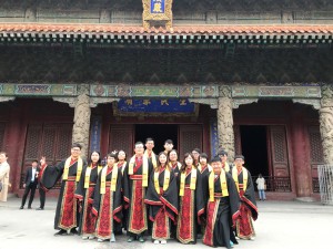 本校觀光系徐貴新主任(左5)與學生至曲阜孔廟參加傳統的祭孔典禮