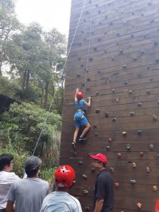 參與營隊同學進行攀岩體驗