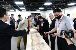 本校研發長楊靖宇向副市長黃珊珊，解說利用AR技術將三百年前古地圖「台灣蕃社圖」活化擴增/虛擬實境。