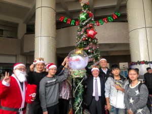 東南科大李清吟校長（右四）率師生為校園聖誕樹點燈。