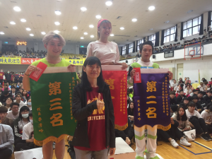 本校蔣南南董事長為「舞動青春嘉年華」前三名隊伍頒獎。