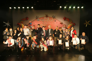 東南傑出青年獲獎人與諸位師長、家長合影。