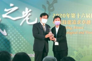   陳美月同學獲教育部潘文忠部長頒發「技職之光」獎座。