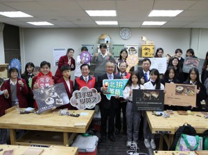 劉副局長、李校長與學員在本校木藝教室合影。