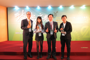   李清吟校長（右二）、徐慶國老師（左一）與兩位獲獎同學合影。