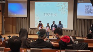 得獎學生陳達源(左一)上台領獎。