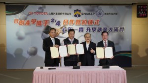 臺北市政府教育局曾燦金局長見證協和祐德高中、北都汽車及本校完成簽約。