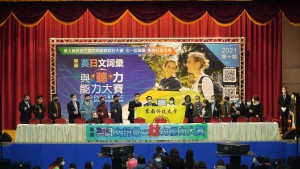  本校獲得冠軍的林宜璇選手與張明文局長、李清吟校長及頒獎貴賓們合影 