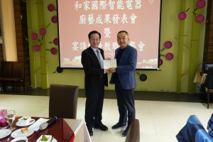 本校李清吟校長(左)致贈中悅建設機構八京建設公司鄭桂林總經理(右)學生感恩卡片。
