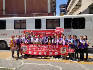 本校李清吟校長(左7)代表本校教職員生與獅子會300A1區陳金前總監(左8)等會員幹部合影。
