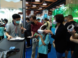 基隆市教育處杜國正處長(左二)前來聽取VR教材展示「熱對物質的影響」簡報
