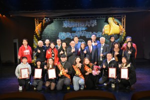 東南科技大學傑出青年獲獎人與諸位師長、家長合影