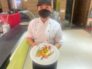 本校餐旅一甲陳玉珍同學獲得主菜展示項目金牌